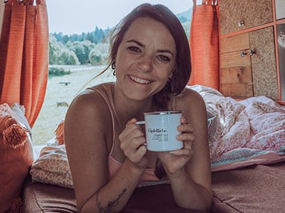 Camper Mädchen mit Tasse